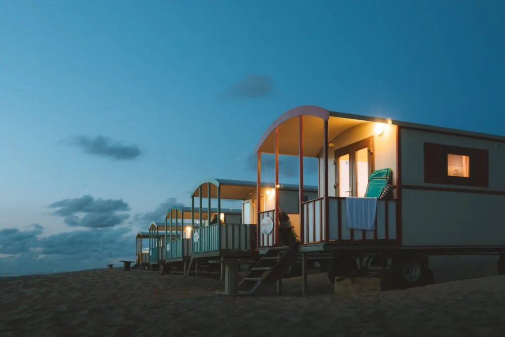 origineel overnachten aan zee met een pipowagen