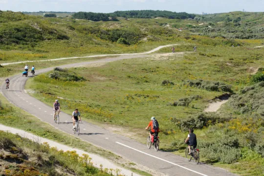 fietsen door de duinen in najaar
